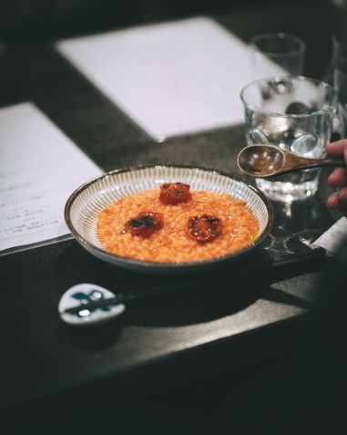 Risoto al pomodoro feito com arroz Shobara orgânico de Hiroshima foi um dos pratos que o chef Gerard Barberan serviu em Hiroshima, no jantar especial realizado no Kobito / Keisuke Kira