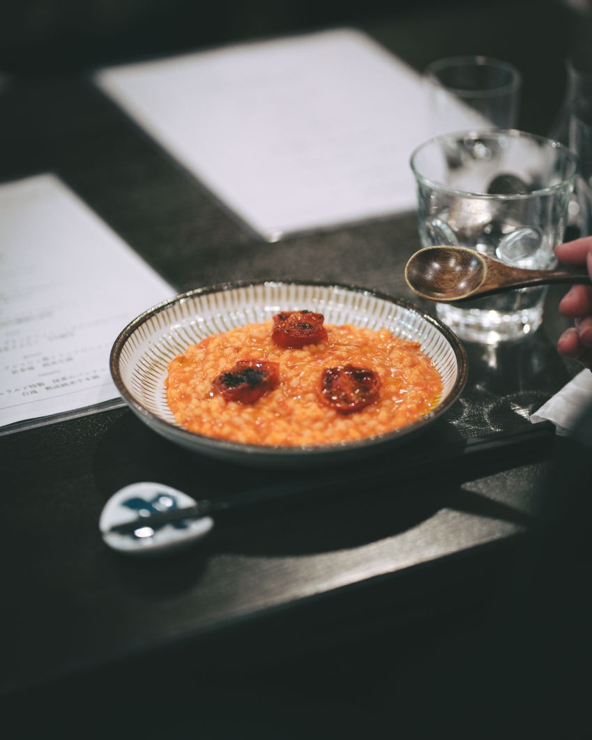 Risoto al pomodoro feito com arroz Shobara orgânico de Hiroshima foi um dos pratos que o chef Gerard Barberan serviu em Hiroshima, no jantar especial realizado no Kobito / Keisuke Kira