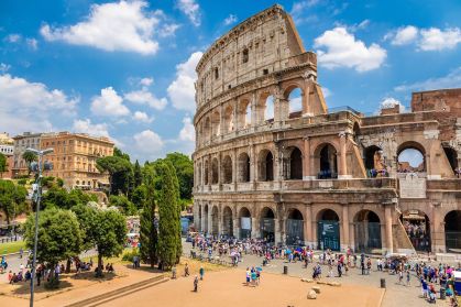 O Coliseu de Roma é o maior anfiteatro antigo já construído, com capacidade para 80 mil pessoas.