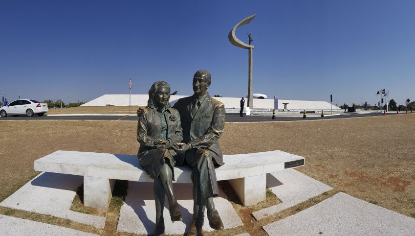 Estátua de Sarah e Juscelino Kubitschek com o Memorial JK ao fundo / Roque de Sá/Agência Senado