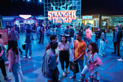 A experiência envolve mistérios, amizades e a nostalgia dos anos 1980 em uma celebração épica do universo de Stranger Things.