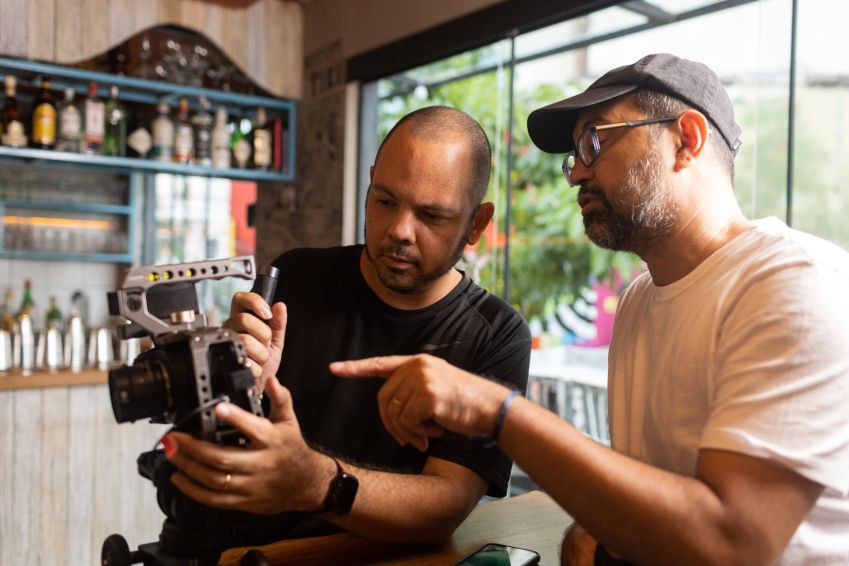 Thiago Pelaes e Fernando Segtowick dirigem a série BAR BRASIL, produção da Marahu / Divulgação/Marahu