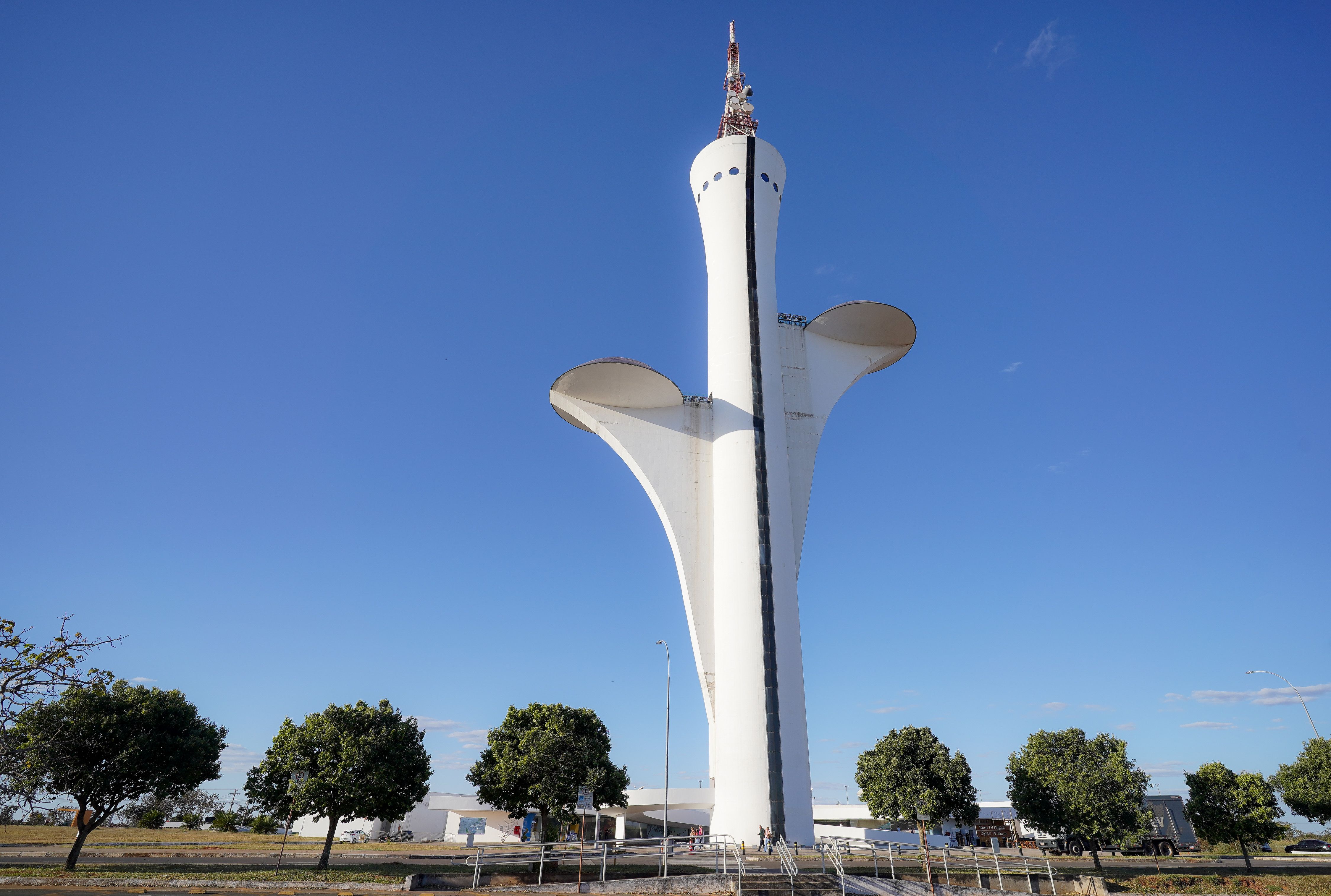 Torre de TV digital é conhecida como "Flor do Cerrado" e tem mais de 180 metros de altura / Rafa Neddermeyer/Agência Brasil