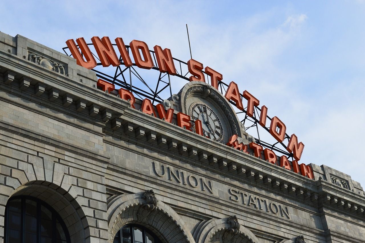 Fachada da Union Station, Denver / Imagem de Jeff S por Pixabay