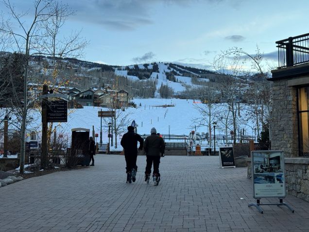 Fim de tarde no vilarejo Snowmass, um dos quatro que formam o complexo Aspen Snowmass / Lucas Wilches