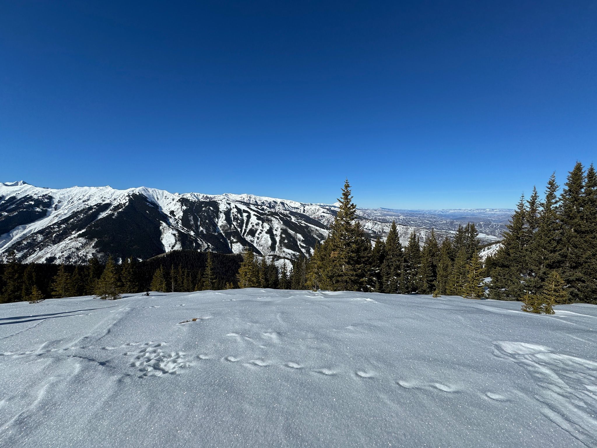 Vista para as montanhas de Aspen; região recebe muitos brasileiros em busca de esqui e experiências na neve durante a temporada / Lucas Wilches