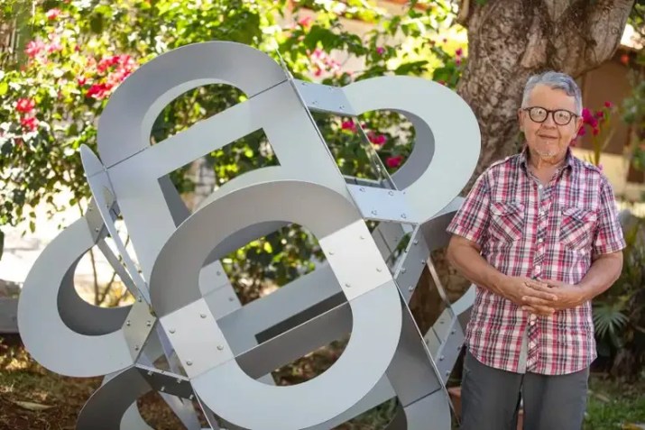 O artista plástico e criador do Zé Gotinha, Darlan Rosa posa para fotografia em sua residência./Joédson Alves/Agência Brasil