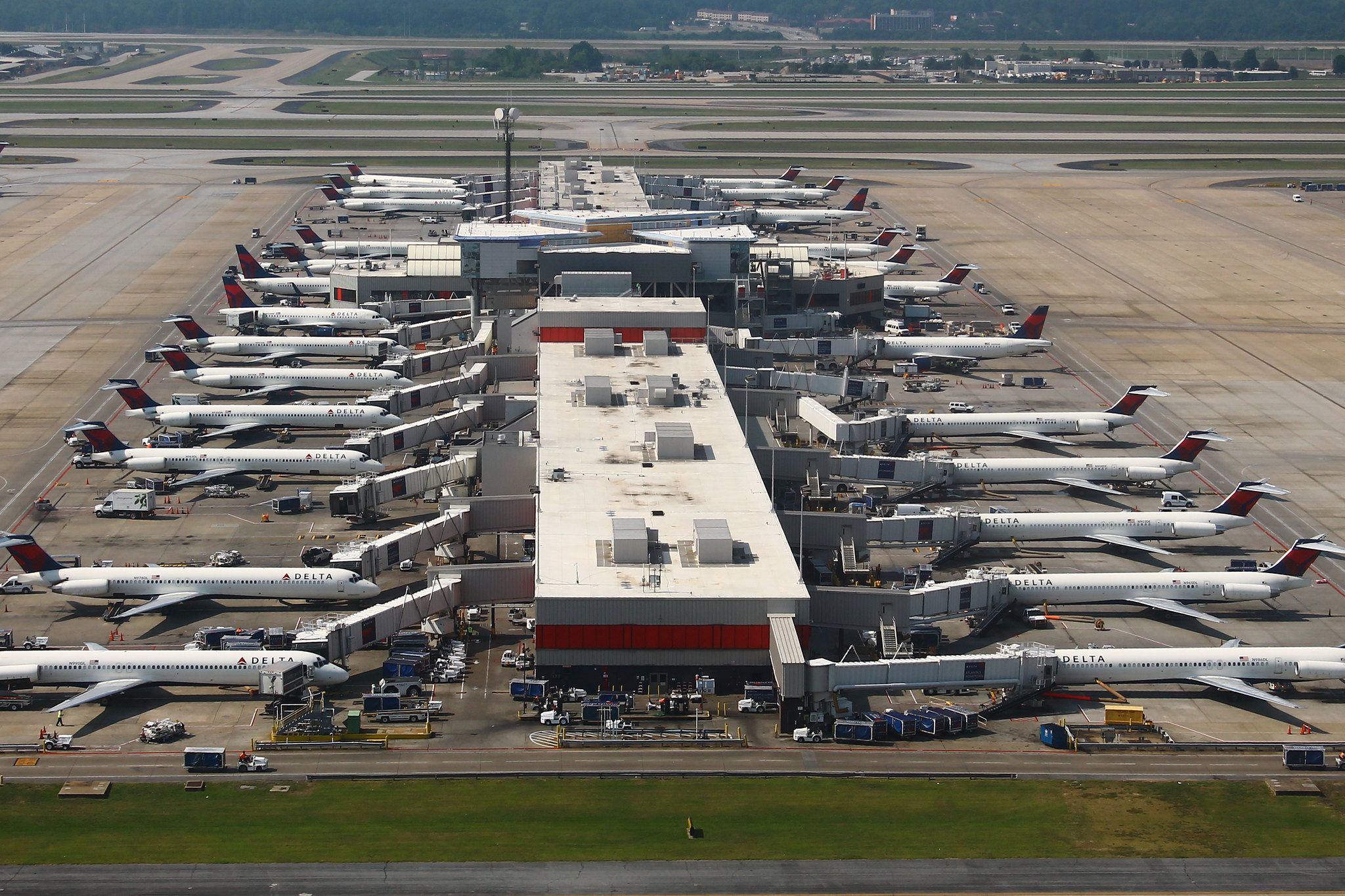 Imagem aérea de um dos terminais do Aeroporto Internacional de Atlanta, nos Estados Unidos, com fileiras de aviões