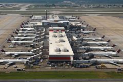 Imagem aérea de um dos terminais do Aeroporto Internacional de Atlanta, nos Estados Unidos, com fileiras de aviões