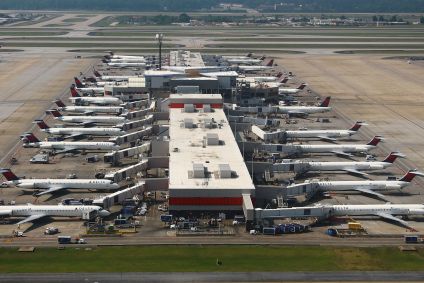 Imagem aérea de um dos terminais do Aeroporto Internacional de Atlanta, nos Estados Unidos, com fileiras de aviões