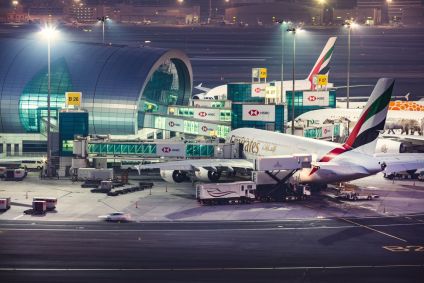 Terminal A do Aeroporto de Dubai com avião modelo A380 da Emirates Airlines estacionado