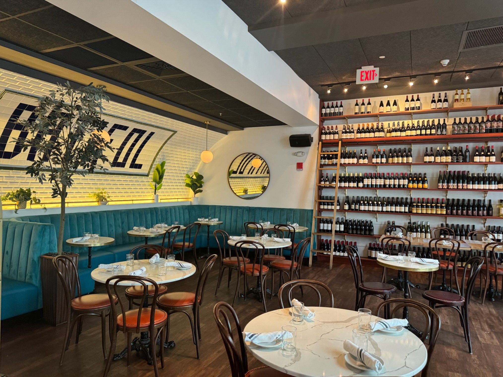 Ambiente interno do Batifol, brasserie parisiense em Boston / Daniela Filomeno