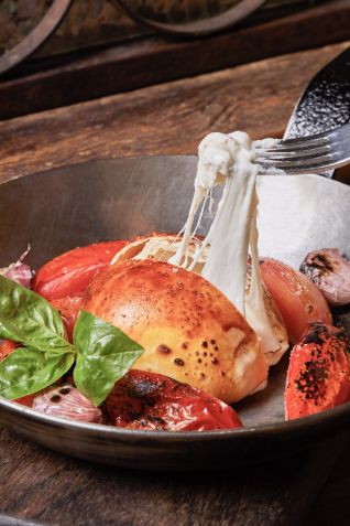 Burrata assada do Nino Cucina, que passa a ter chefia do italiano Marco Renzetti / Bruno Geraldi