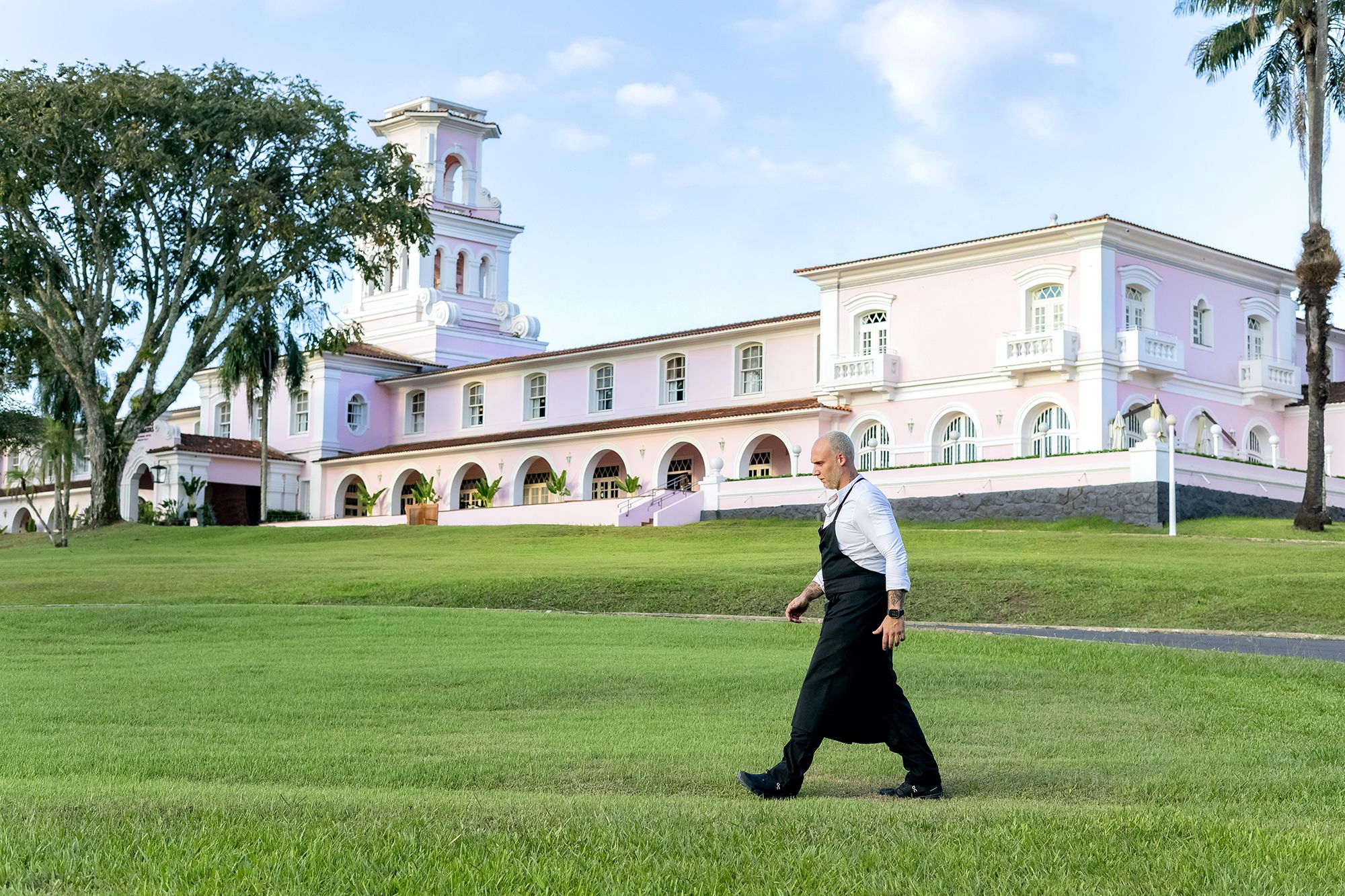 Chef Luiz Fellipe em frente ao icônico prédio cor-de-rosa do Hotel das Cataratas / Tadeu Brunelli