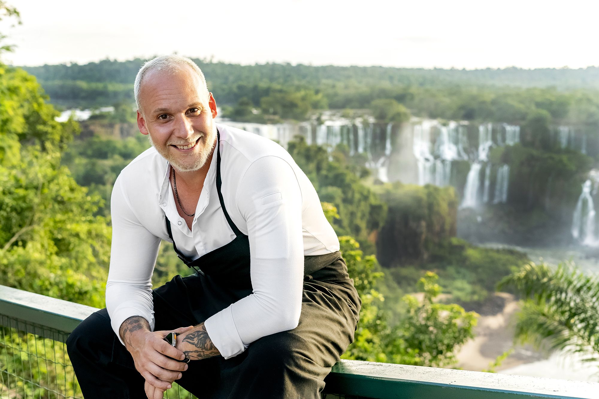 Chef Luiz Fellipe Souza em frente às cataratas do Iguaçu