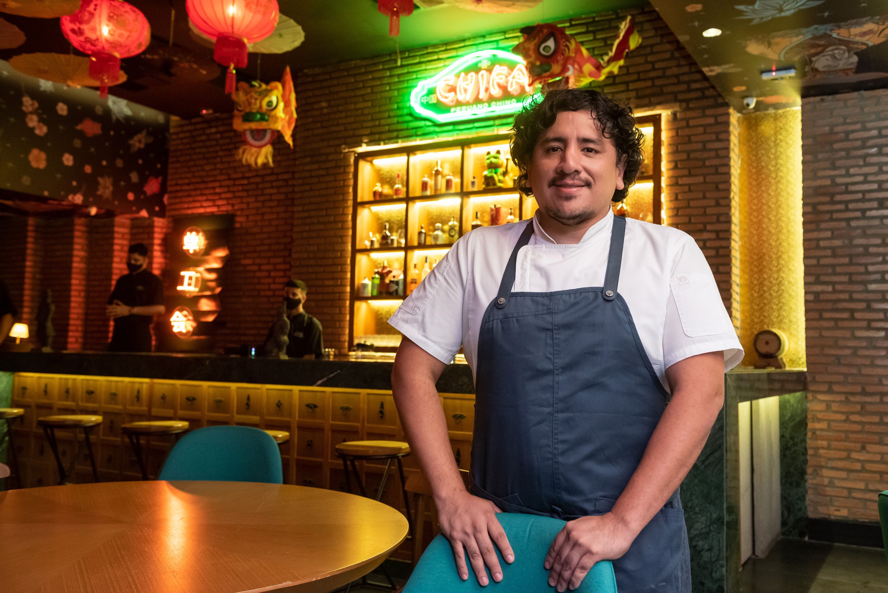 Chef Marco Espinoza em uma das unidades do restaurante Cantón