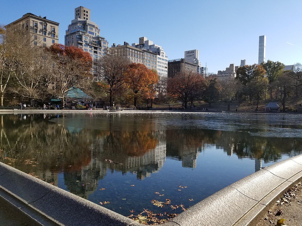 No Central Park, Conservatory Lake, na imagem acima, foi plano de fundo para cenas com Jennifer Garner no filme "De repente 30" • Wikimedia Commons