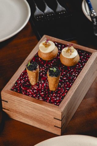Cornetto de crudo de mignon e choux de bacalhau da Casa 201, no Rio de Janeiro, que se mantém fiel aos 10% cobrado de taxa / Alex Woloch