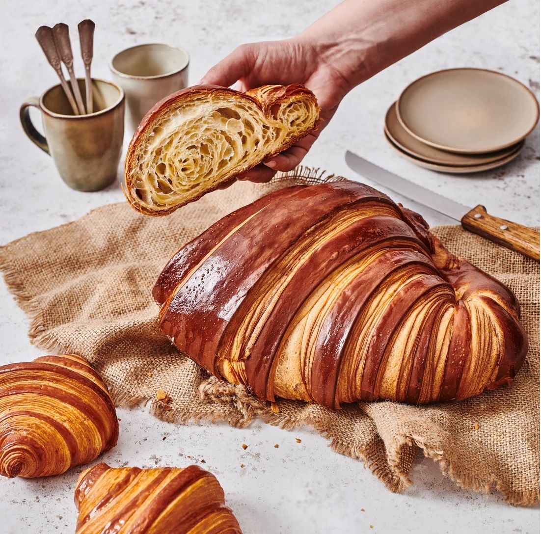 Philippe Conticini oferece em seu catálogo um croissant gigante com a ideia de compartilhar / Reprodução site
