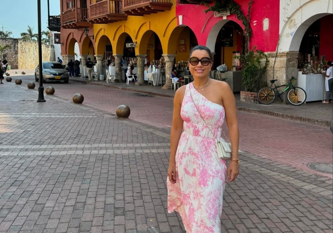 Daniela Filomeno em parada pelo centro de Cartagena, na Colômbia / CNN Viagem & Gastronomia