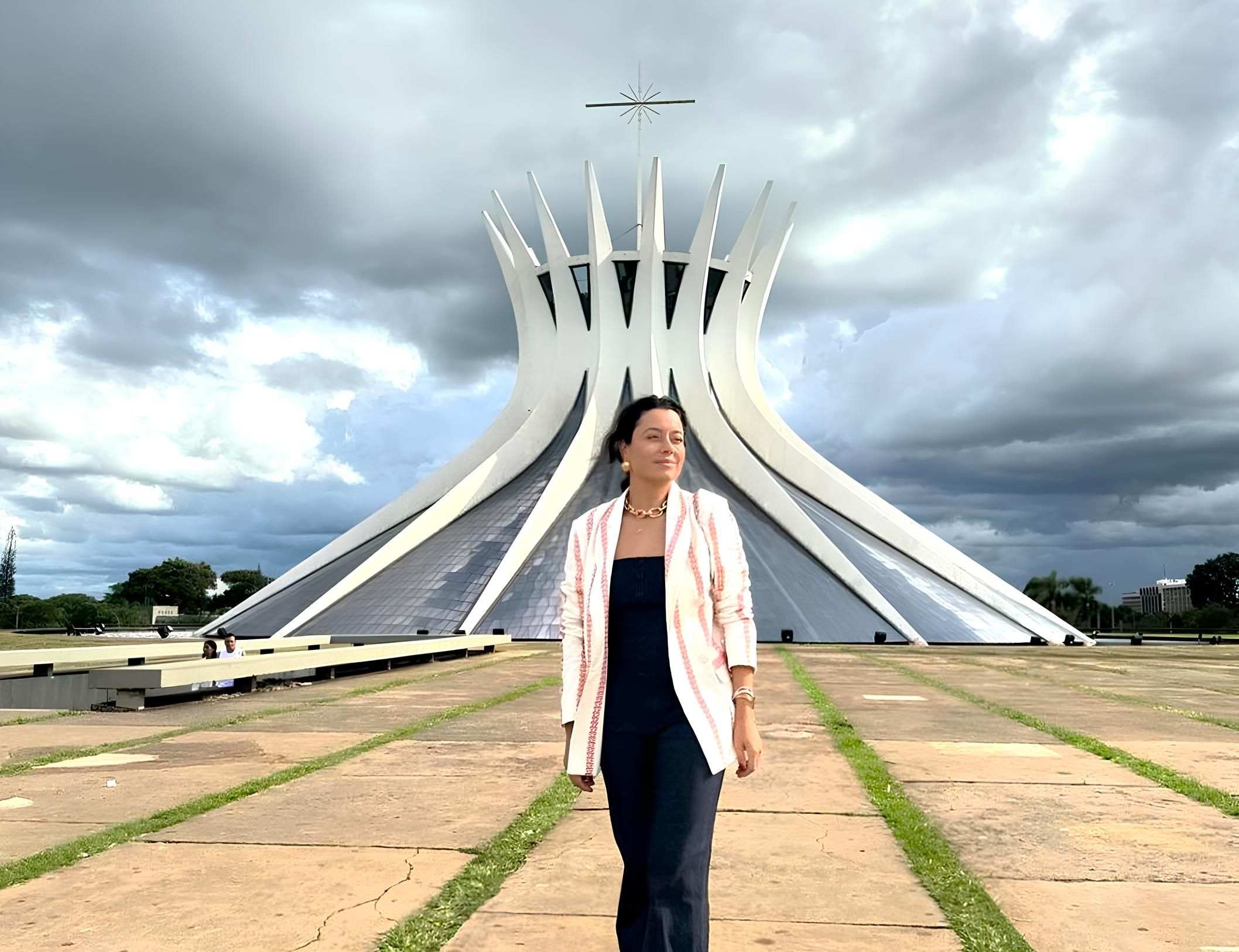 Daniela Filomeno em frente à Catedral de Brasília