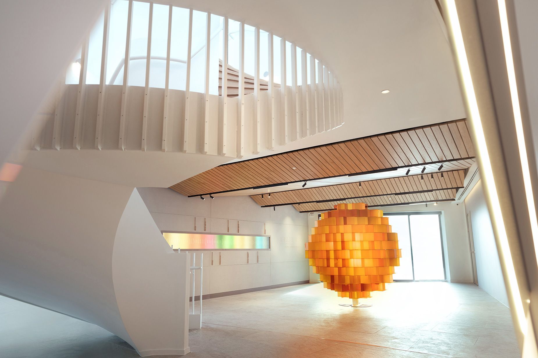 A destilaria adornou alguns de seus espaços recém-abertos com obras de arte contemporâneas / Port Ellen Distillery via CNN Newsource