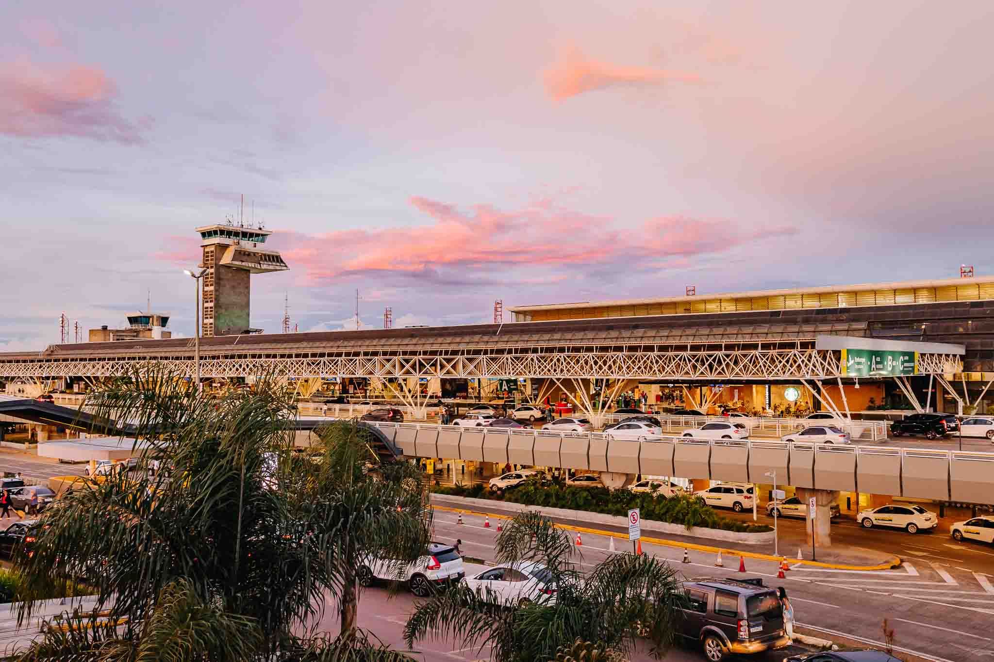 Exterior do terminal de passageiros; aeroporto possui complexo com bares, restaurantes e faixas próprias de carros de aplicativo / Divulgação