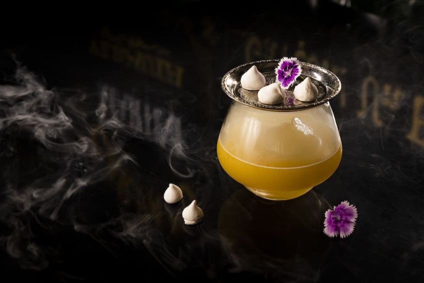 Drinque Mangífera do Flora Bar que tem carta da Adriana Pino e é comandado pelo bartender Caíque Alves / Mario Rodrigues