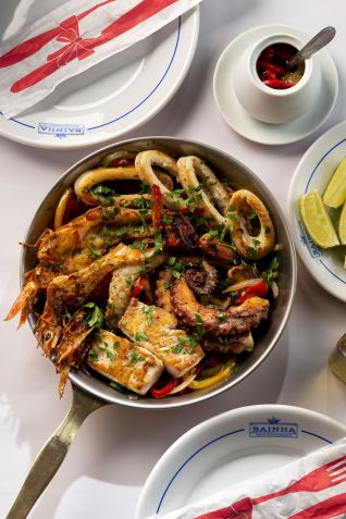 Frigideira de frutos do mar do Boteco Rainha que pertence ao Grupo Irajá, do renomado chef Pedro de Artagão / Alexander Landau