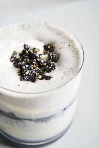 Gergelim preto frap feito à base de leite integral, com pralinè de gergelim preto e xarope simples / Laís Acsa