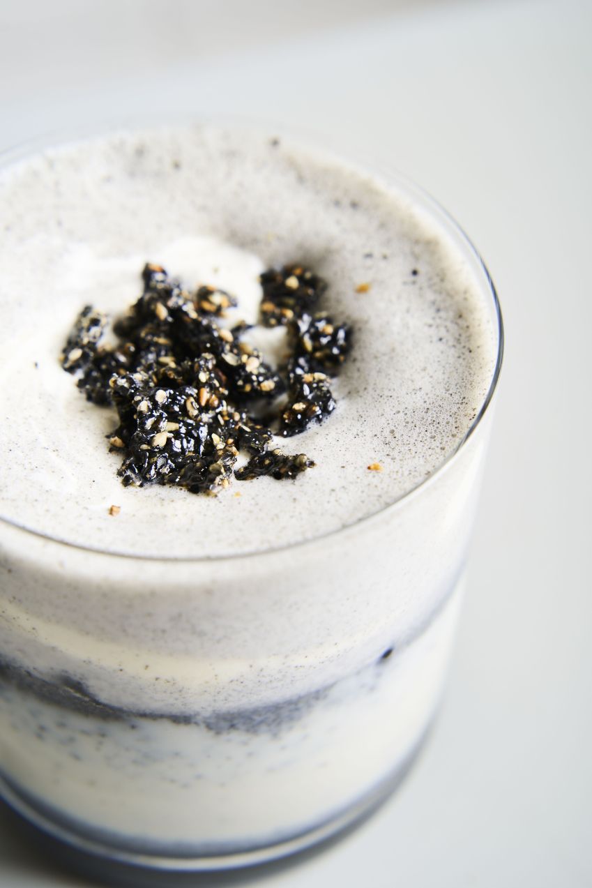 Gergelim preto frap feito à base de leite integral, com pralinè de gergelim preto e xarope simples / Laís Acsa