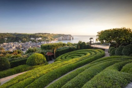 Les Jardins d'Etretat é um jardim neo-futurista que se estende sobre as falésias da Costa do Alabastro, na Normandia