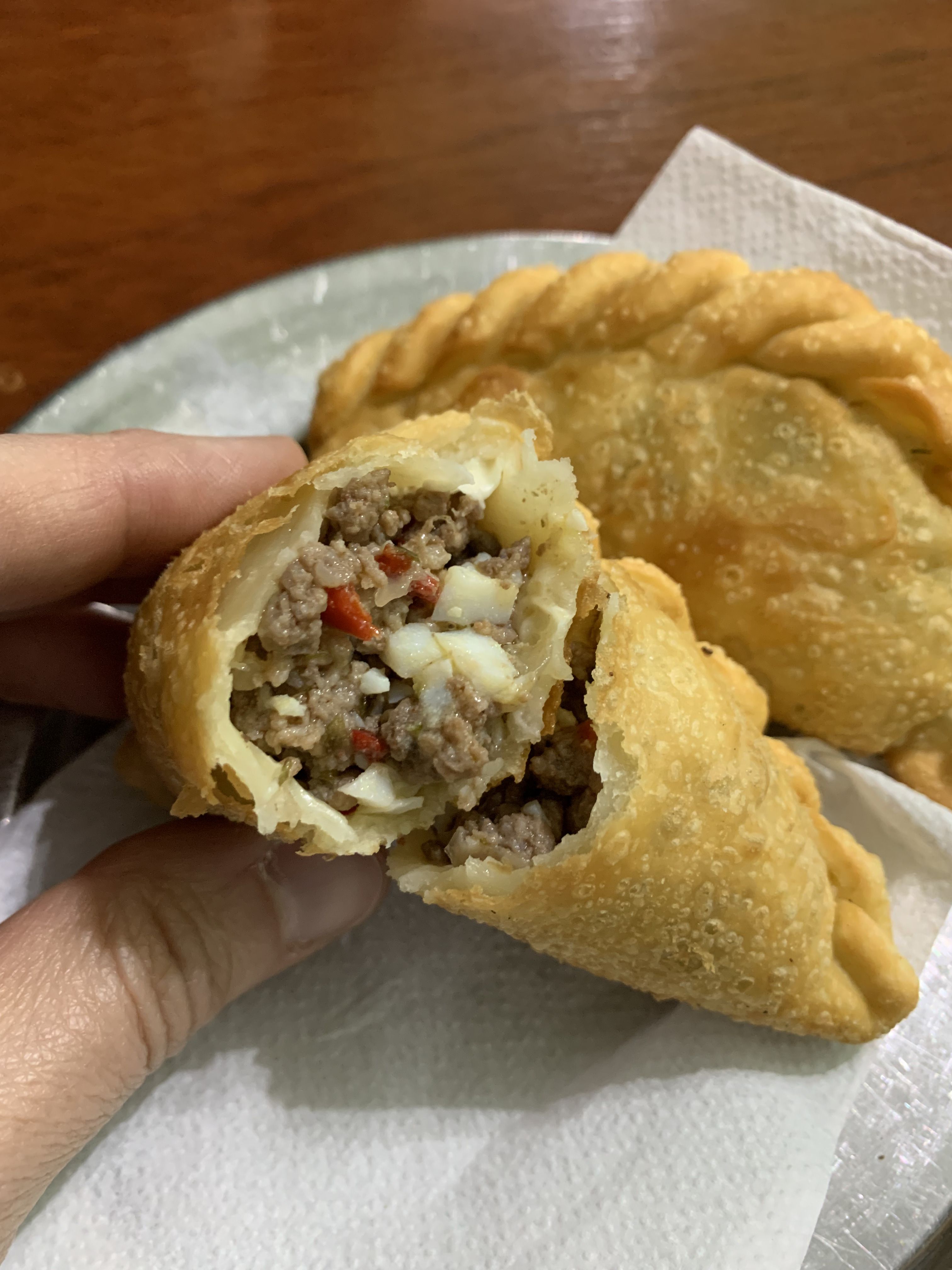 Empanada de carne moída do bar Las Palmas, em Montevidéu / Giuliana Nogueira