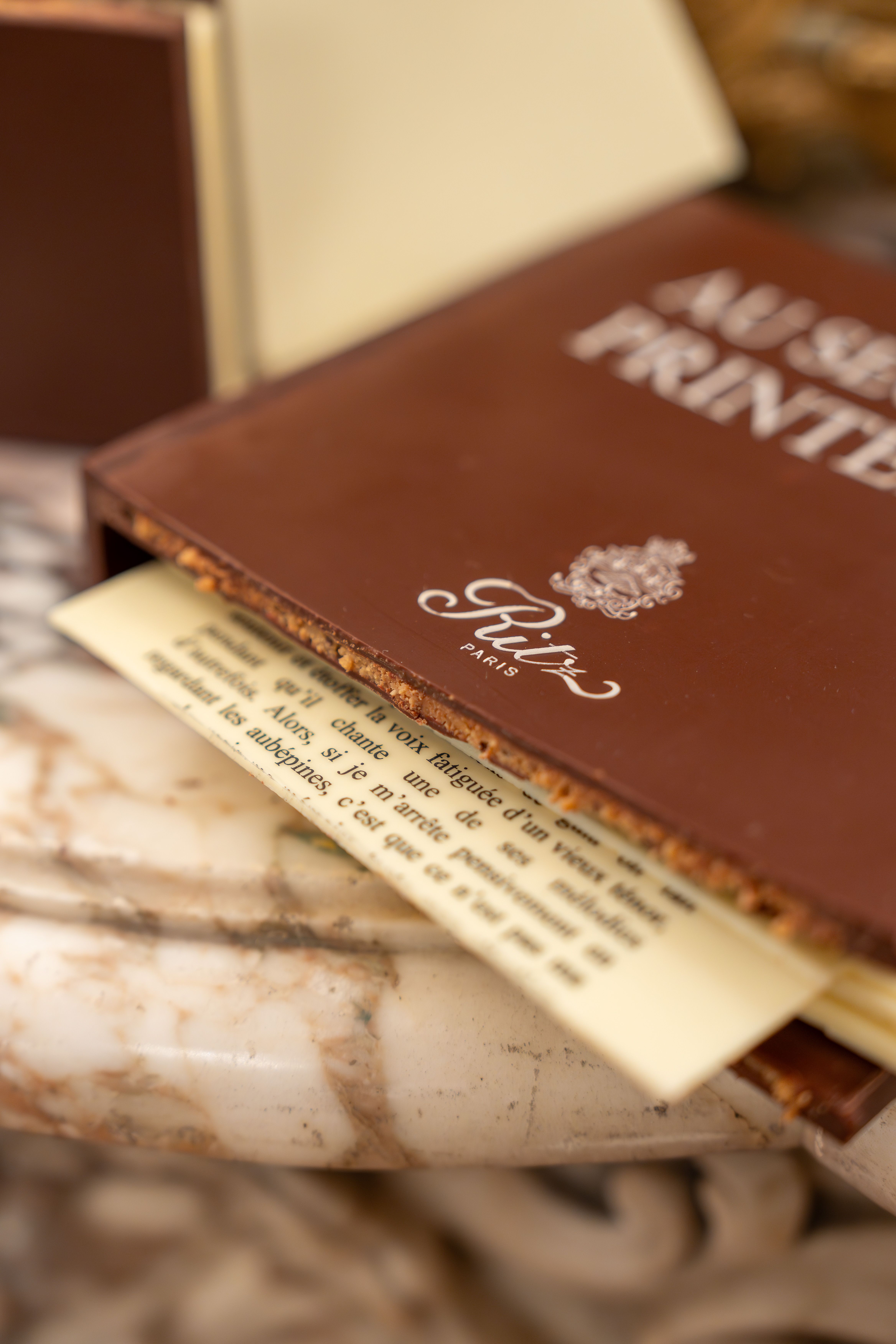Capa do livro tem camada dupla de chocolate equatoriano com praliné de avelã e crumble crocante / Ritz Paris