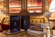 Livro feito inteiramente de chocolate custa mais de R$ 1 mil em Paris