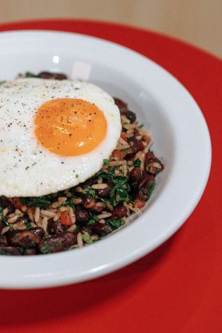 Mexido, combinação de arroz, feijão, linguiça defumada e ovo / Fabiana Kocubey