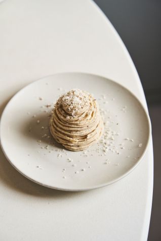 Montblanc, clássico francês que na versão da casa é feito com purê de castanha-do-pará em formato de espiral, recheado com suspiro, chantilly de tapioca e cupuaçu / Laís Acsa