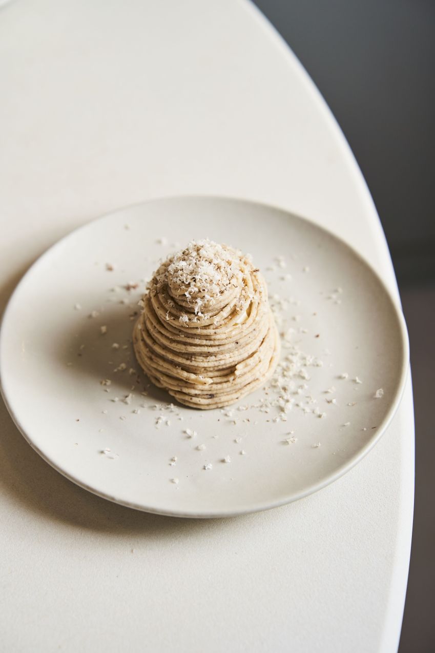 Montblanc, clássico francês que na versão da casa é feito com purê de castanha-do-pará em formato de espiral, recheado com suspiro, chantilly de tapioca e cupuaçu / Laís Acsa