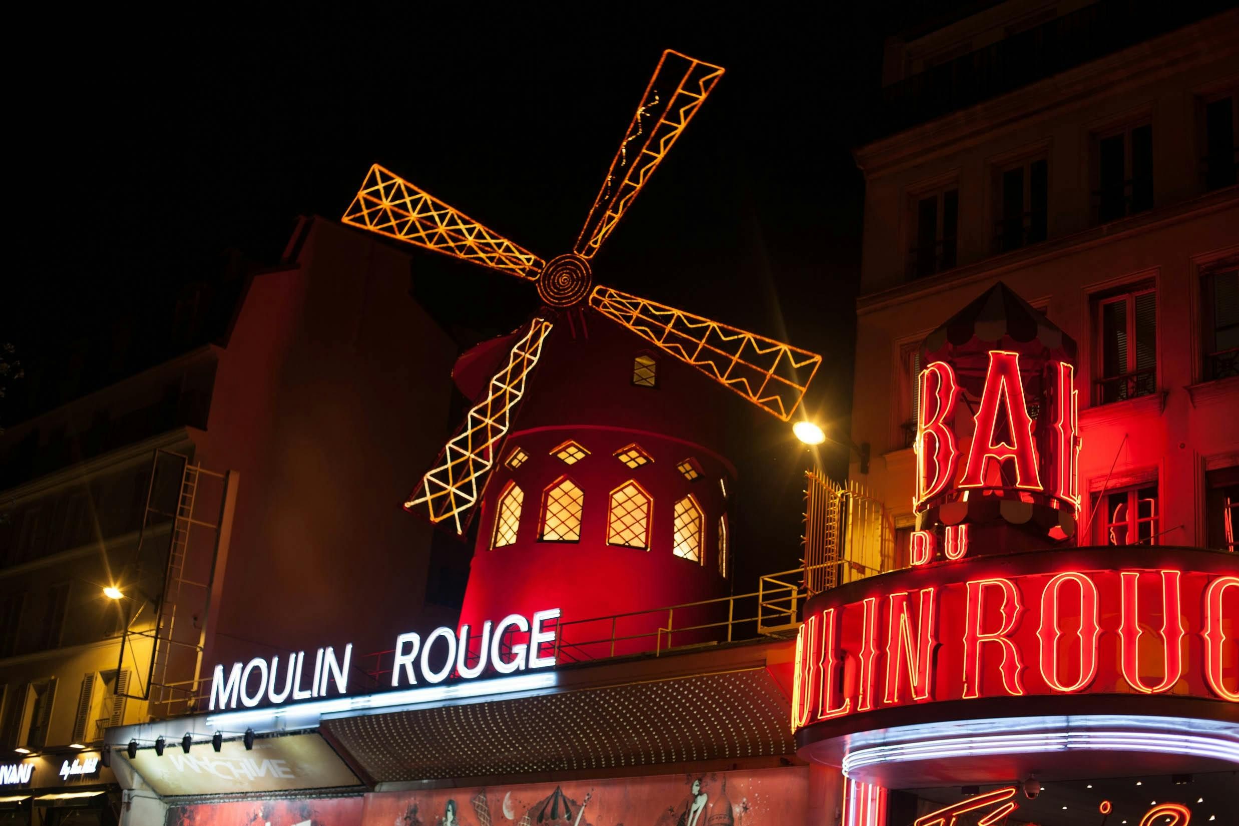 Um dos pontos mais turísticos de Paris, Moulin Rouge tem espetáculos todos os dias às 19h, 21h e 23h / Pexels