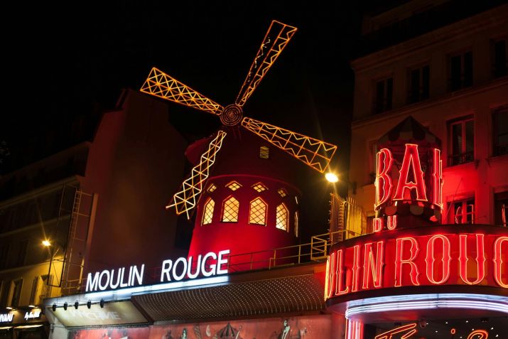 Um dos pontos mais turísticos de Paris, Moulin Rouge tem espetáculos todos os dias às 19h, 21h e 23h / Pexels