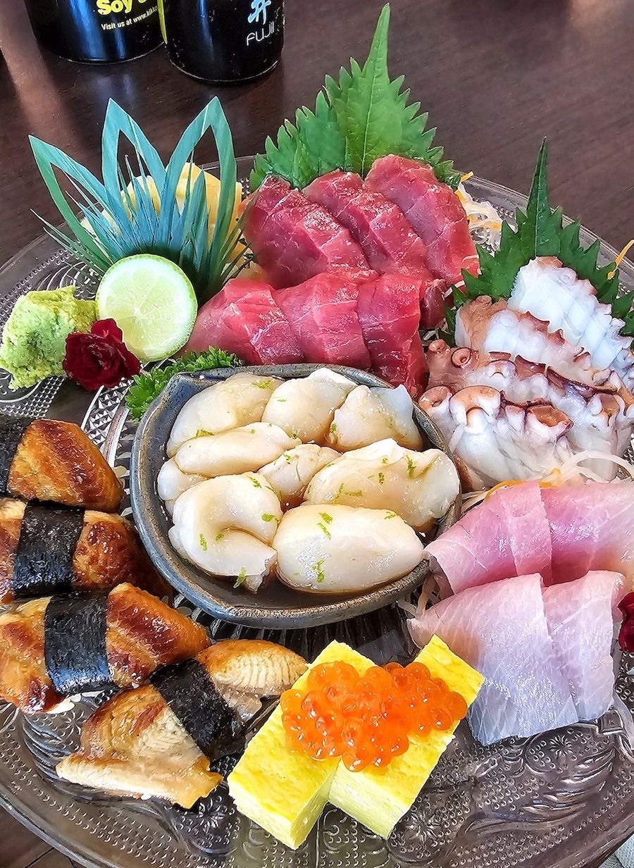 pratos com sushi e sashimis do Fujii em Curitiba / Caroline Grimm