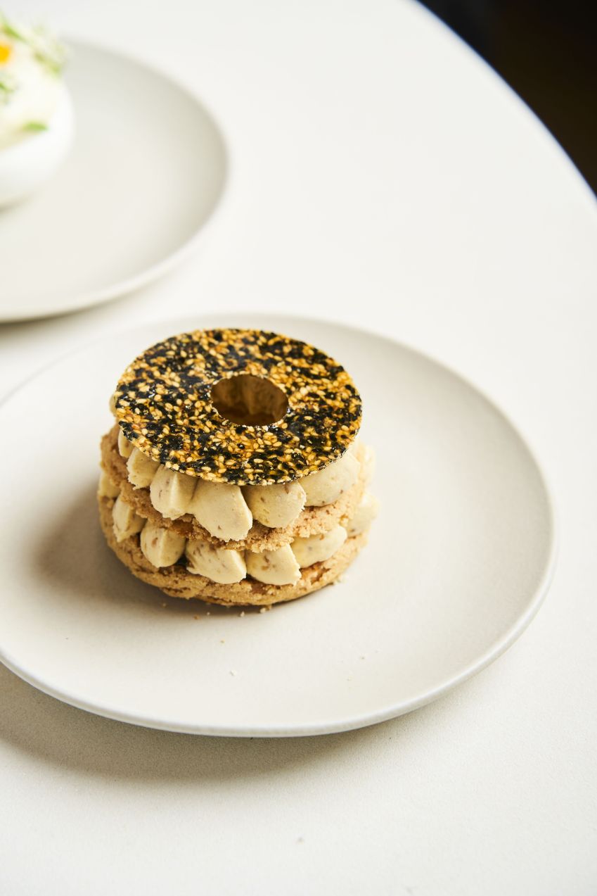 Paris Brest, sobremesa clássica da confeitaria francesa, mas que na Bakery leva massa choux coberta por gergelim branco e preto, recheada com mousseline de gergelim branco, pralinè de gergelim preto e caramelo toffee com missô / Laís Acsa