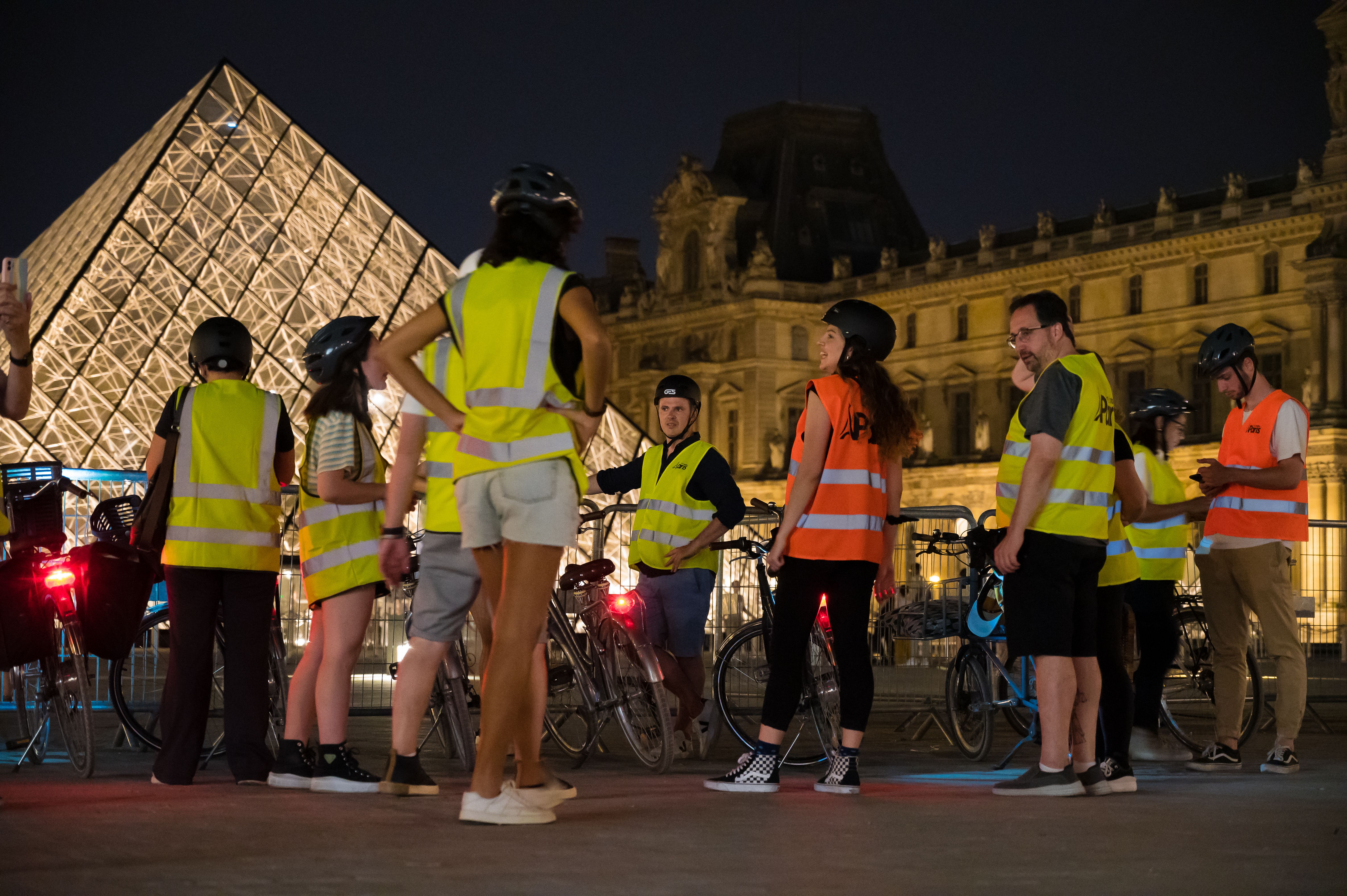 Passeio noturno de bicicleta passa pelos principais pontos de Paris e tem todo o seu roteiro em português / Filipe Xavier