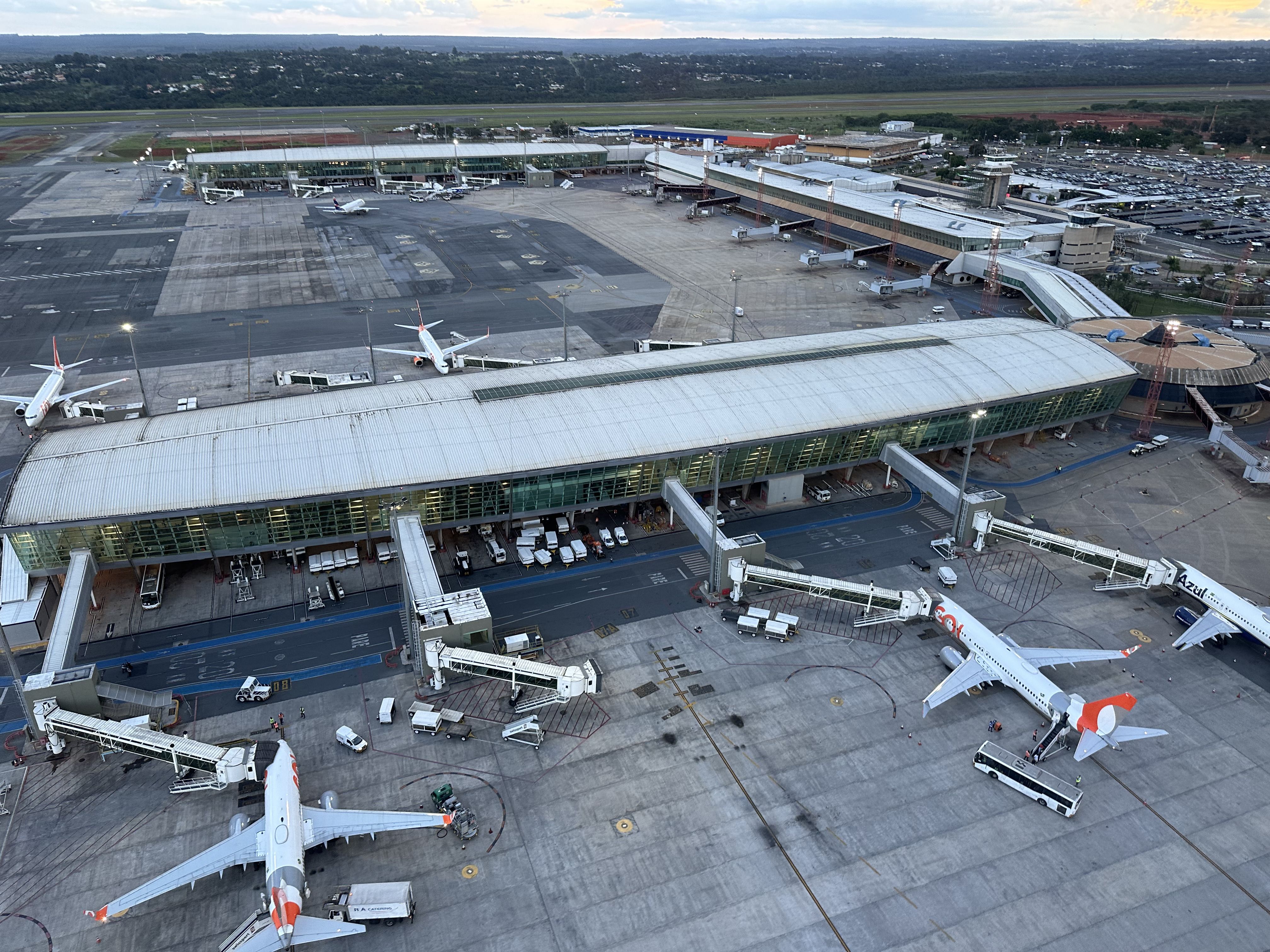 Vista aérea das aeronaves estacionadas no Aeroporto Internacional de Brasília