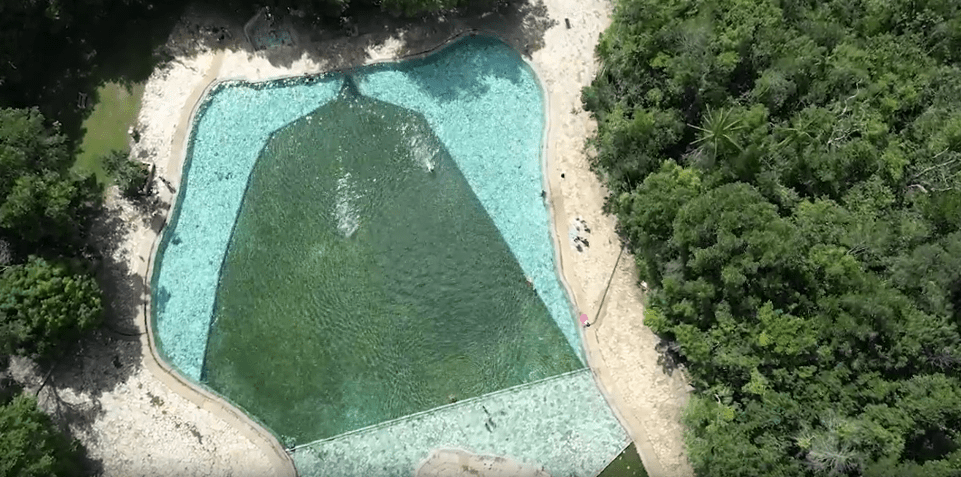 Piscina de de água mineral do Parque Nacional de Brasília, unidade de conservação com mais de 42 mil hectares / CNN Viagem & Gastronomia