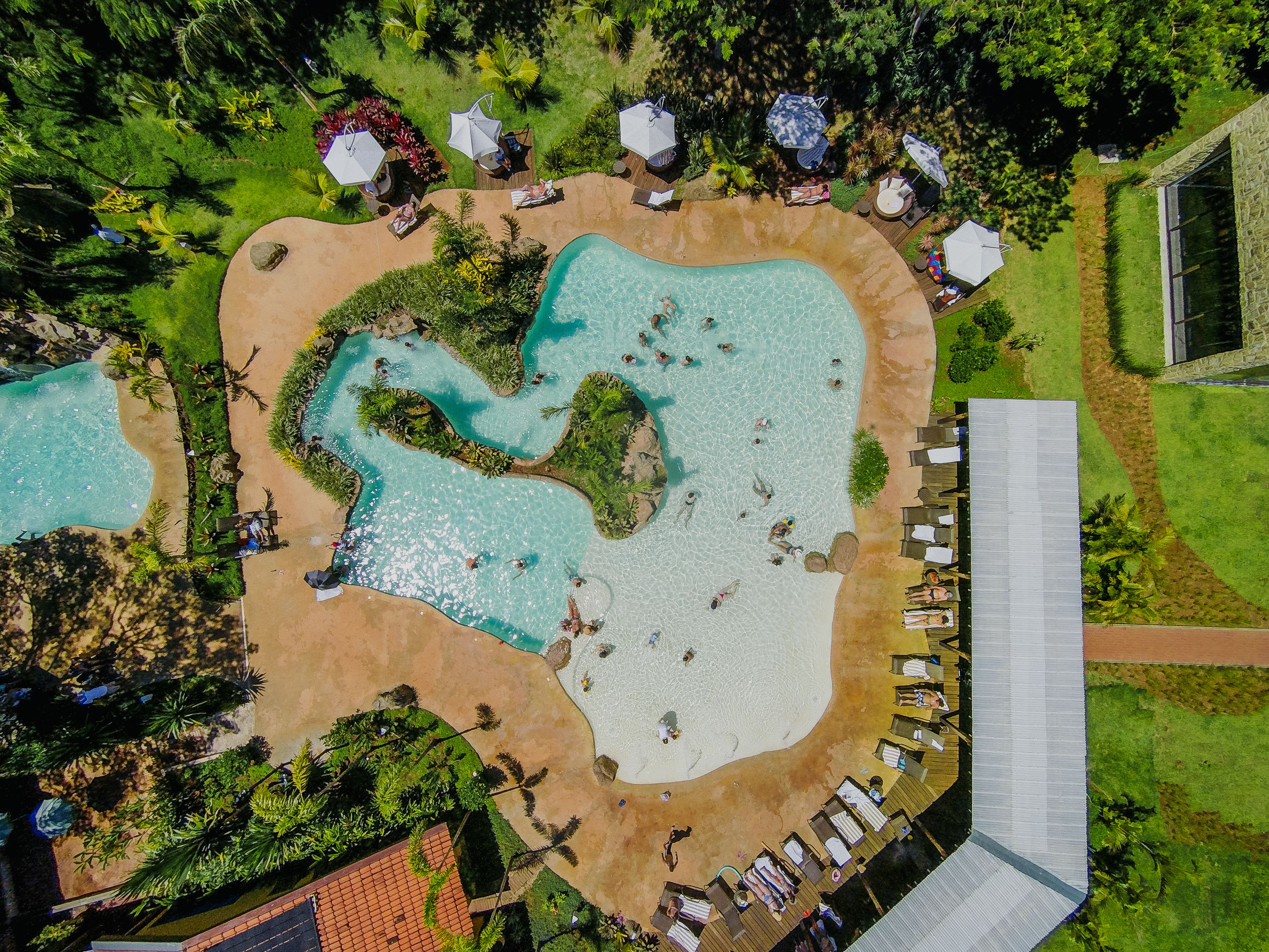 Vista aérea de uma das oito piscinas do Santa Clara Eco Resort, em Dourado (SP)