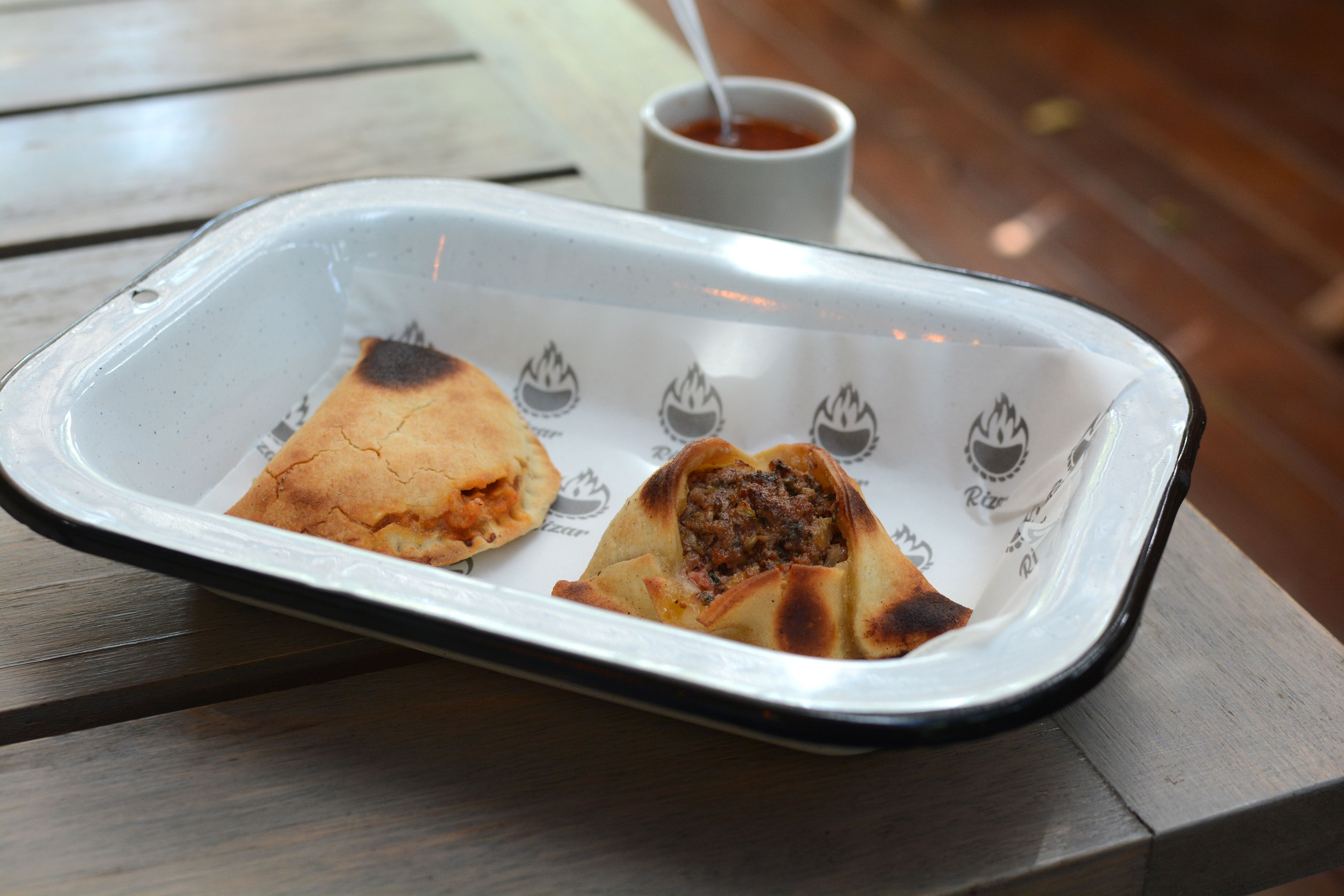 Empanadas de brótola, peixe muito consumido na região, e de cordeiro da Rizar Empanadas / Giuliana Nogueira