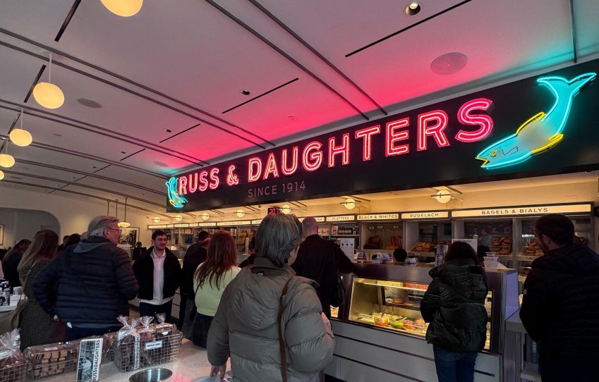 Russ & Daughters é tradicional marca na cidade com uma variedade de bagels e salmão curado / Thiago Castanho