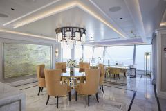 Detalhes da sala de jantar da Suíte Regent, dentro do navio Seven Seas Splendor