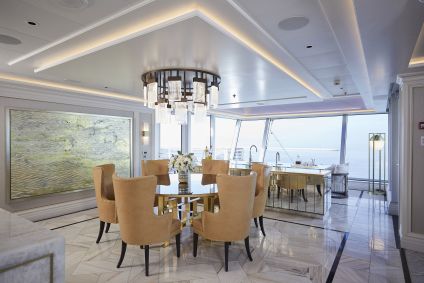 Detalhes da sala de jantar da Suíte Regent, dentro do navio Seven Seas Splendor